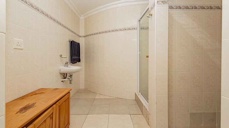 7 Bedroom Property for Sale in Plattekloof Western Cape